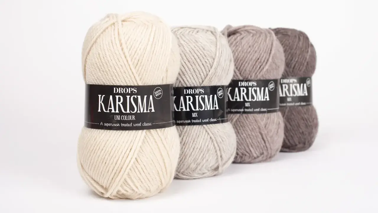Fyra nystan Drops Karisma i olika jordnära färger. Perfekt garn för att sticka något som inte kliar.