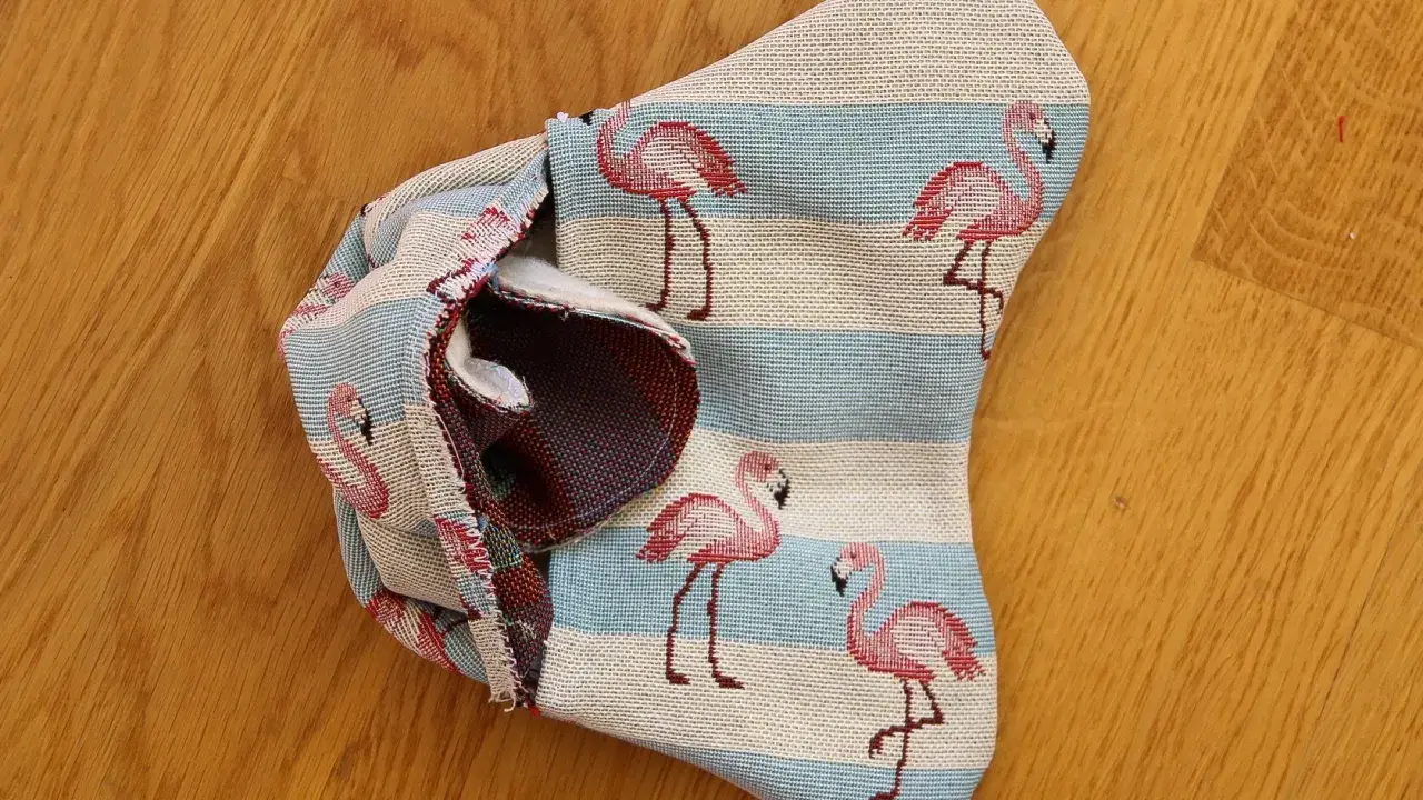 En grytlapp med flamingomönster, redo att sy.
