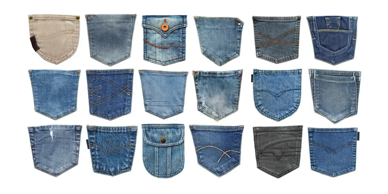 En samling av olika sorters fickor i denim och andra tyger, med varierande sömmar och detaljer.
