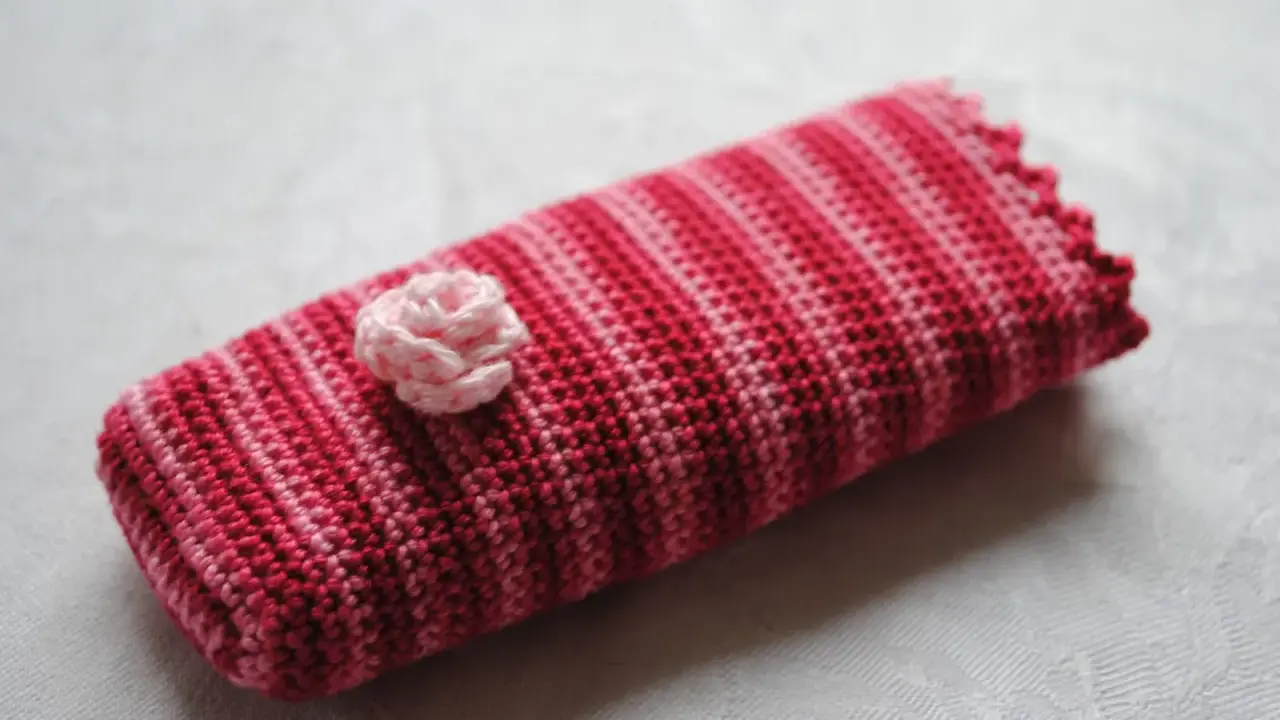 Virkat fodral i rosa nyanser med en liten virkad blomma. Kanske inspiration till vad jag ska virka härnäst?