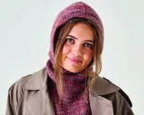Ung kvinna med stickad balaclava i rosa toner och en beige kappa. Perfekt för barn som vill sticka en egen balaclava.