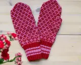 Två stickade vantar i rött och rosa med diamantmönster. Perfekt för dig som söker stickbeskrivningar gratis för att skapa egna.