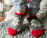Värmande tofflor med snöflingemönster, sticka tofflor på två stickor för mysiga hemmakvällar.