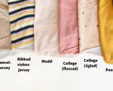 Olika tyger i rullar, från hjärtmönstrat bomullsjersey till stickad jacquard och bomulls-fleece. Vissa har fina stygn i kant.