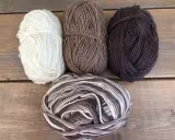 Garn i olika bruna nyanser och vitt, perfekt för att sticka varma drops syltasockor.