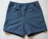 Mörkblå sy shorts med resår i midjan och fickor. Perfekta för lek och äventyr.
