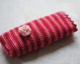 Virkat fodral i rosa nyanser med en liten virkad blomma. Kanske inspiration till vad jag ska virka härnäst?