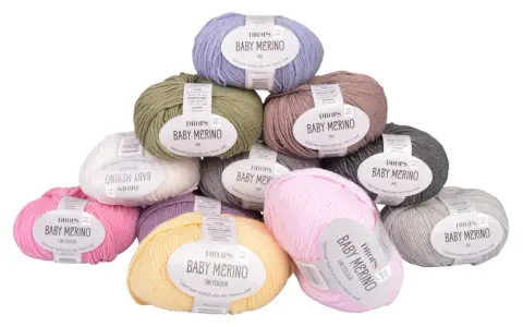 Här är ett urval av DROPS Baby Merino-garn i olika färger, perfekt för att sticka en mjuk babyfilt.