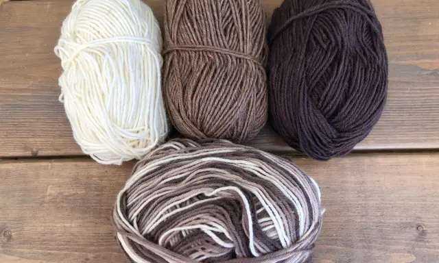 Garn i olika bruna nyanser och vitt, perfekt för att sticka varma drops syltasockor.