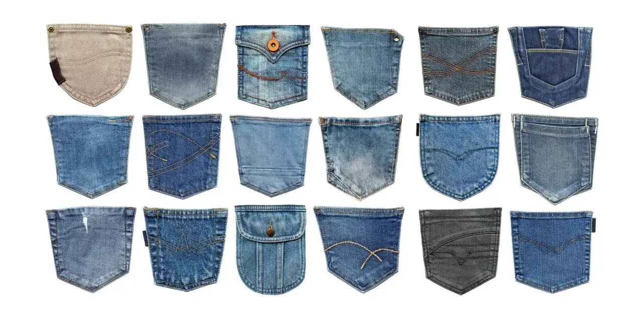En samling av olika sorters fickor i denim och andra tyger, med varierande sömmar och detaljer.