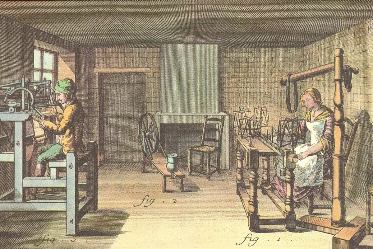 En man och en kvinna arbetar vid maskiner i en verkstad. En inblick i stickning historia och textilproduktion.