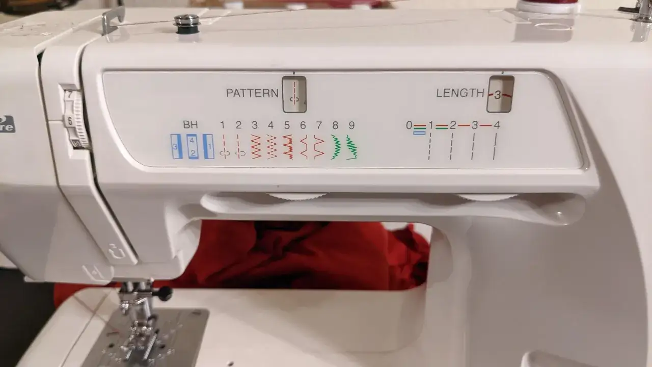 S&ouml;mnadsmaskin med inst&auml;llningar f&ouml;r m&ouml;nster och stygnl&auml;ngd, perfekt f&ouml;r att sy i stretchtyg.